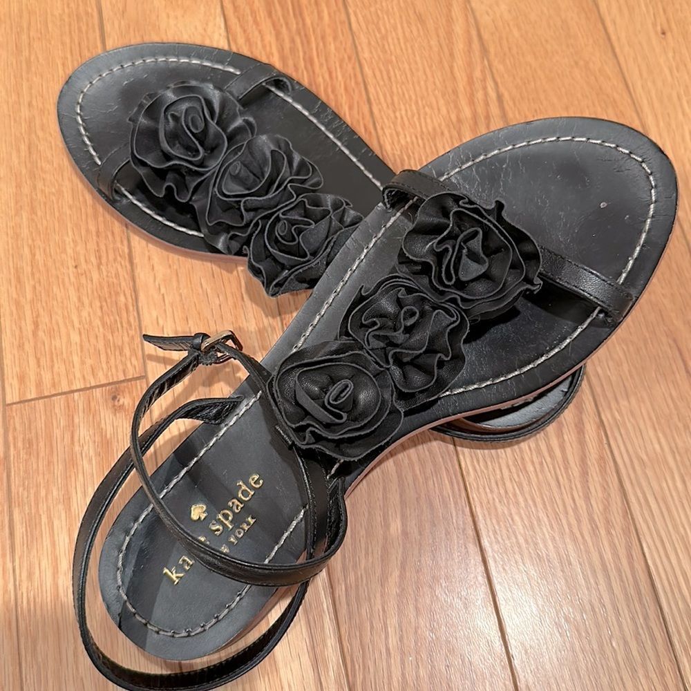 Kate Spade Black Leather Flat Sandals with Rose Flower T-Strap in size 7.5